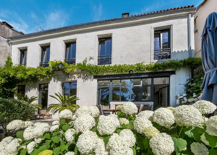 Escale Rochelaise, Gite Urbain Avec Spa Bain Nordique Et Sauna Tonneau
